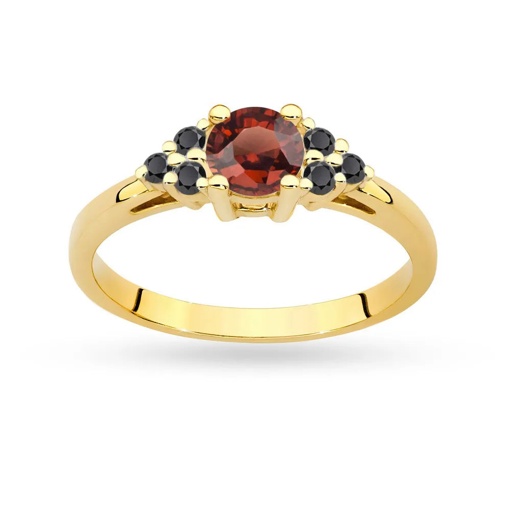 Prsten ze žlutého zlata 14k(585) s granátem 0,60 ct a 6 černými diamanty. Skvělý jako dárek.