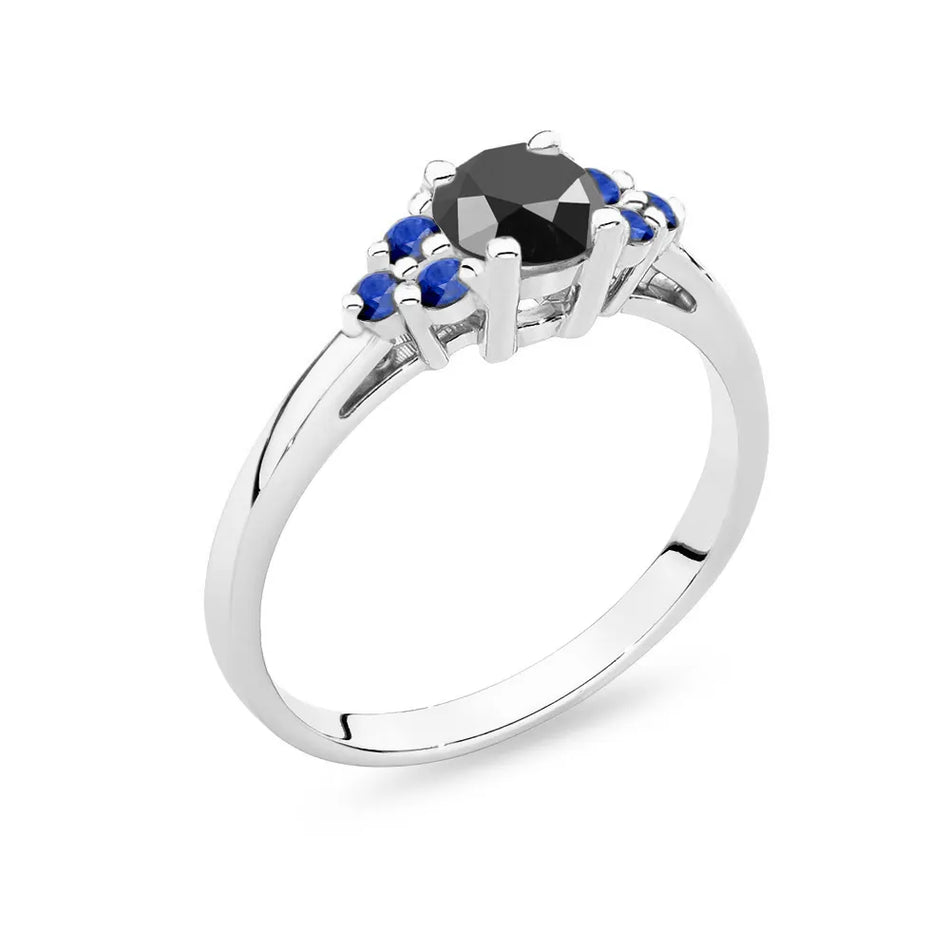 Bague en or blanc 14 carats (585) avec un diamant noir de 0,50 ct et 6 saphirs. Parfaite pour un cadeau.