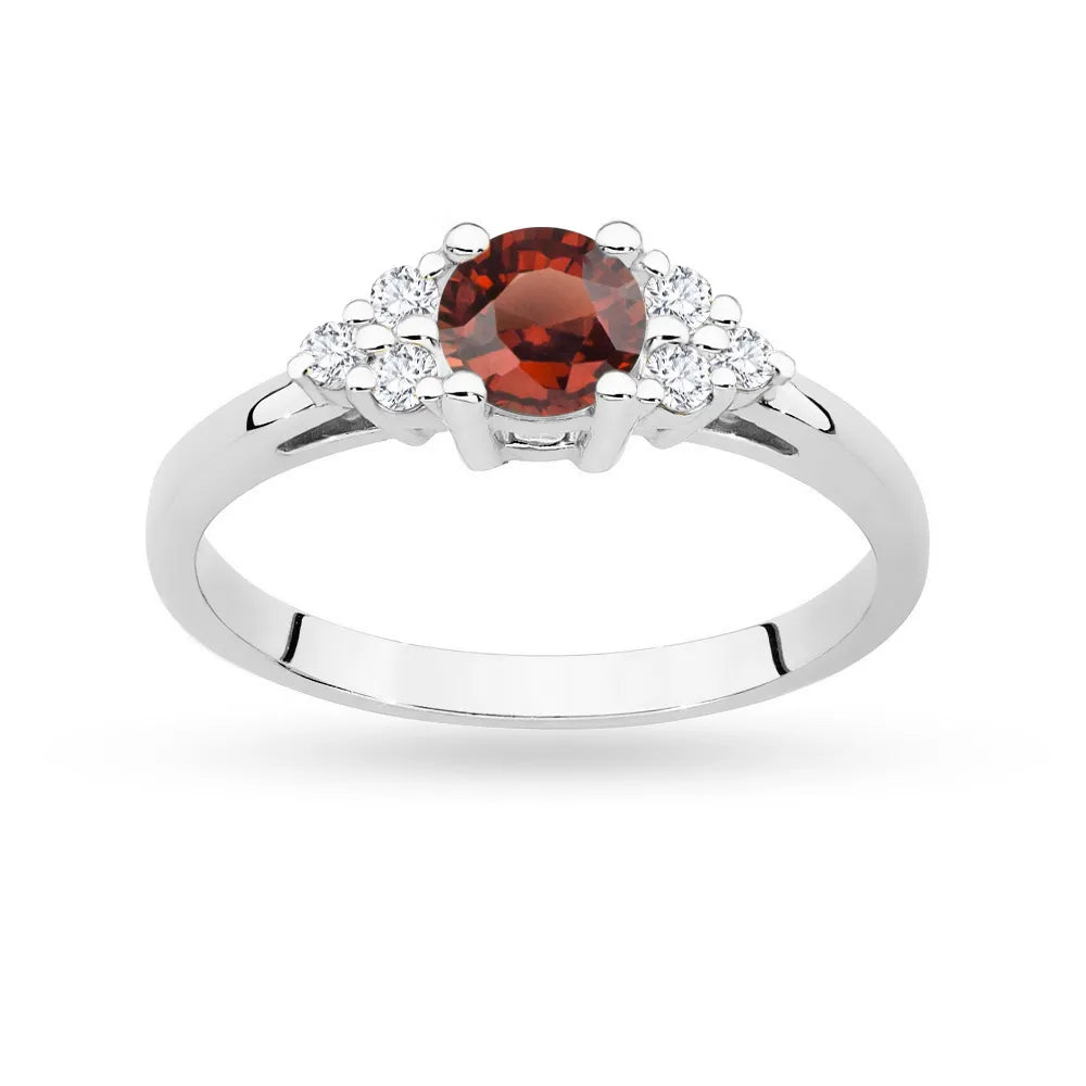 Prsteň z bieleho zlata 14k(585) so 0,60 ct granátom a 6 diamantmi. Perfektný ako darček.