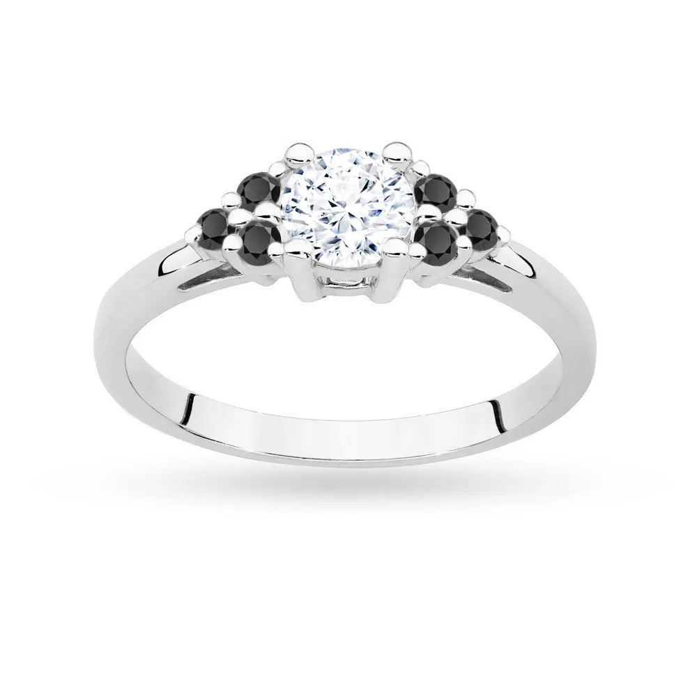 Prsteň z bieleho zlata 14k(585) so 0,60 ct bielym zafírom a 6 čiernymi diamantmi. Perfektný ako darček.