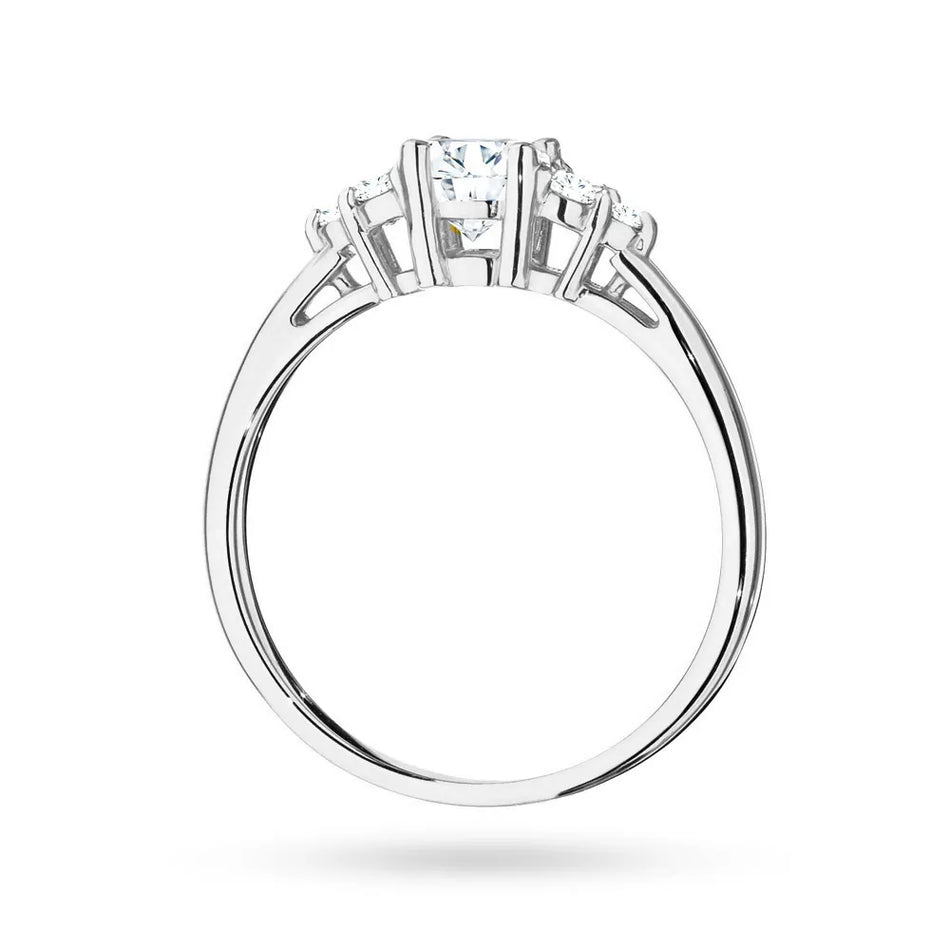 Bague en or blanc 14 carats (585) avec saphir blanc de 0,60 ct et 6 diamants. Parfaite pour un cadeau.