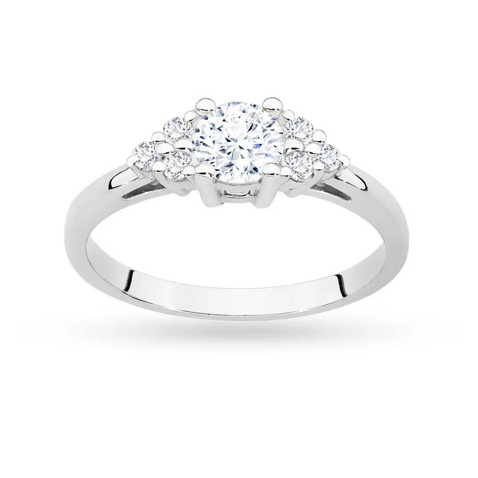 Prsteň z bieleho zlata 14k(585) so 0,60 ct bielym zafírom a 6 diamantmi. Perfektný ako darček.