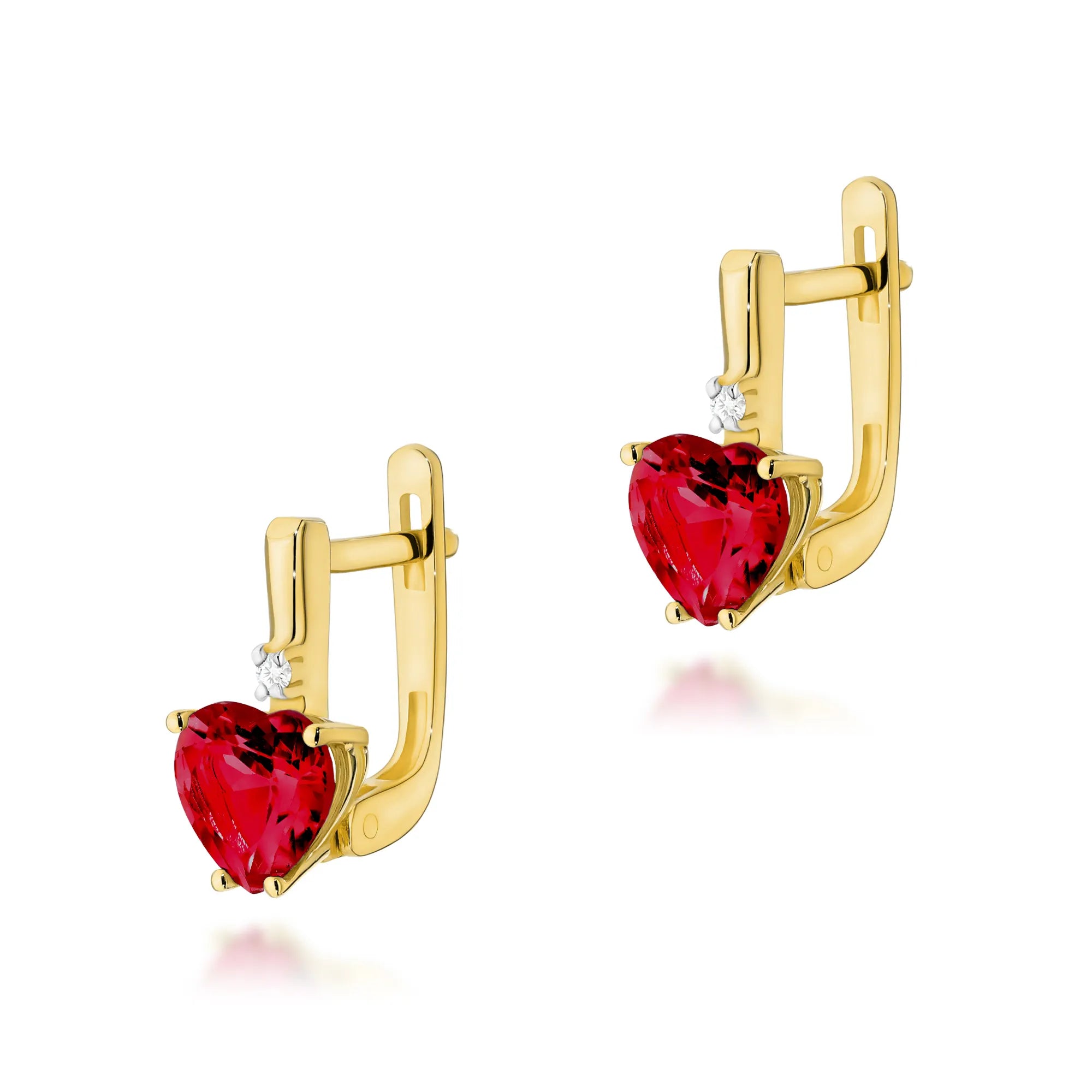 Boucles d'oreilles en or 14 carats avec rubis en forme de cœur de 1,70 ct et diamants. Présentées dans un écrin élégant, elles sont parfaites pour un cadeau.