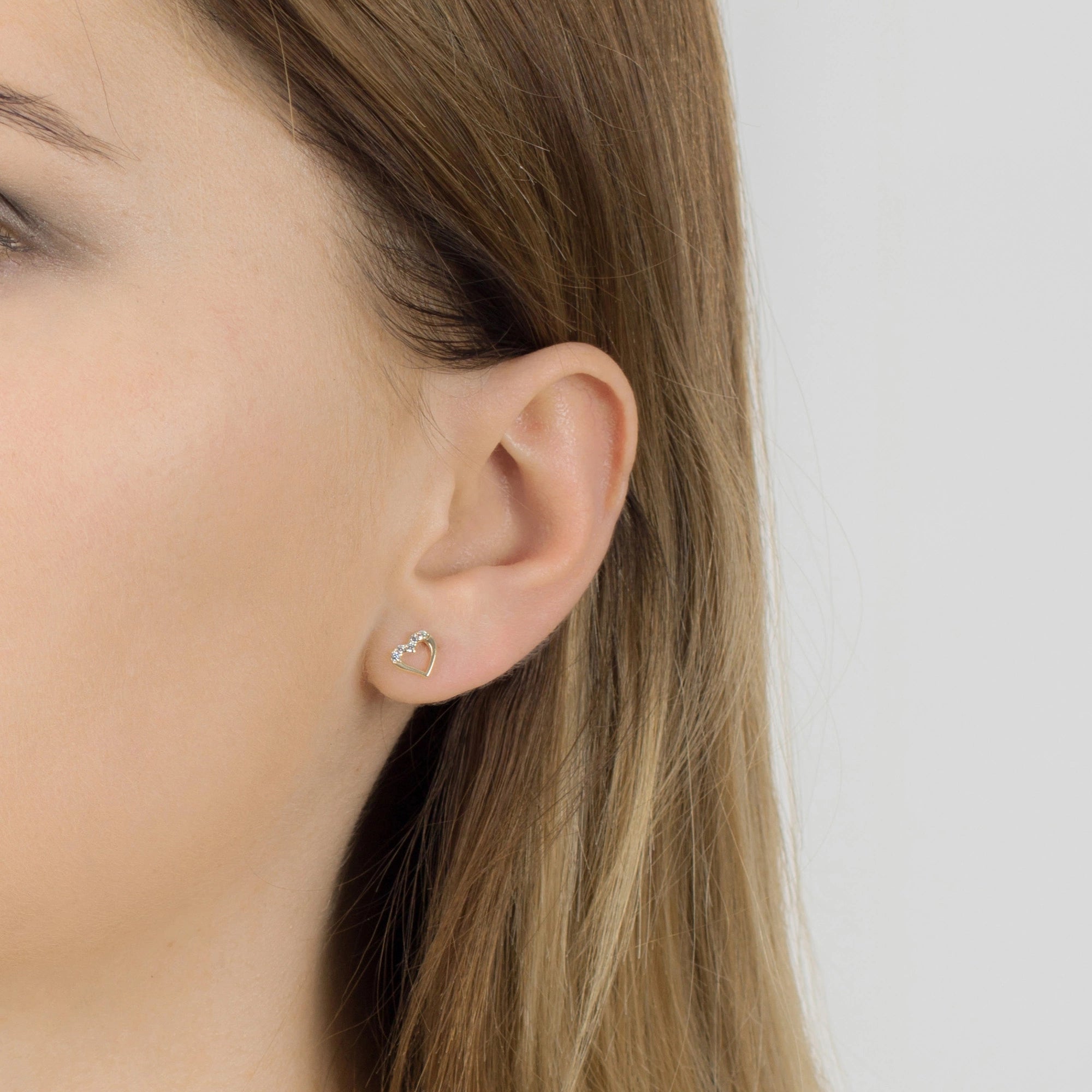 Náušnice ze 14karátového zlata se zirkony jsou vynikající volbou jako dárek. Zlaté náušnice jsou opatřeny štítkem s ryzostí šperku.