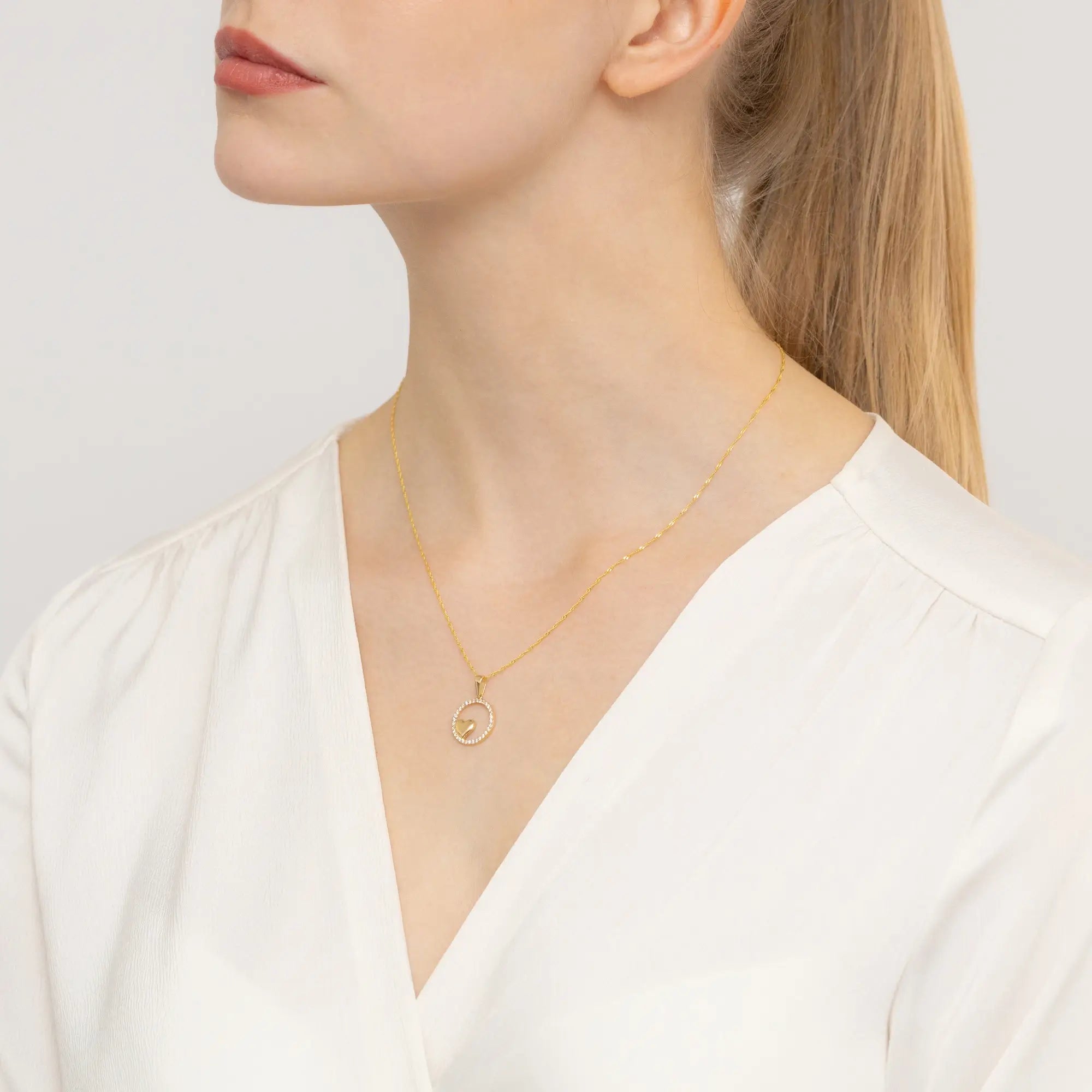 Nádherný zlatý přívěsek vyrobený z lesklého 585 zlata. Jeho teplý zlatý odstín podtrhuje průzračnost zirkonie.