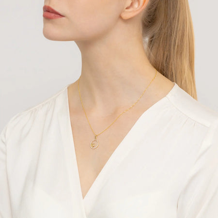 Nádherný zlatý přívěsek vyrobený z lesklého 585 zlata. Jeho teplý zlatý odstín podtrhuje průzračnost zirkonie.