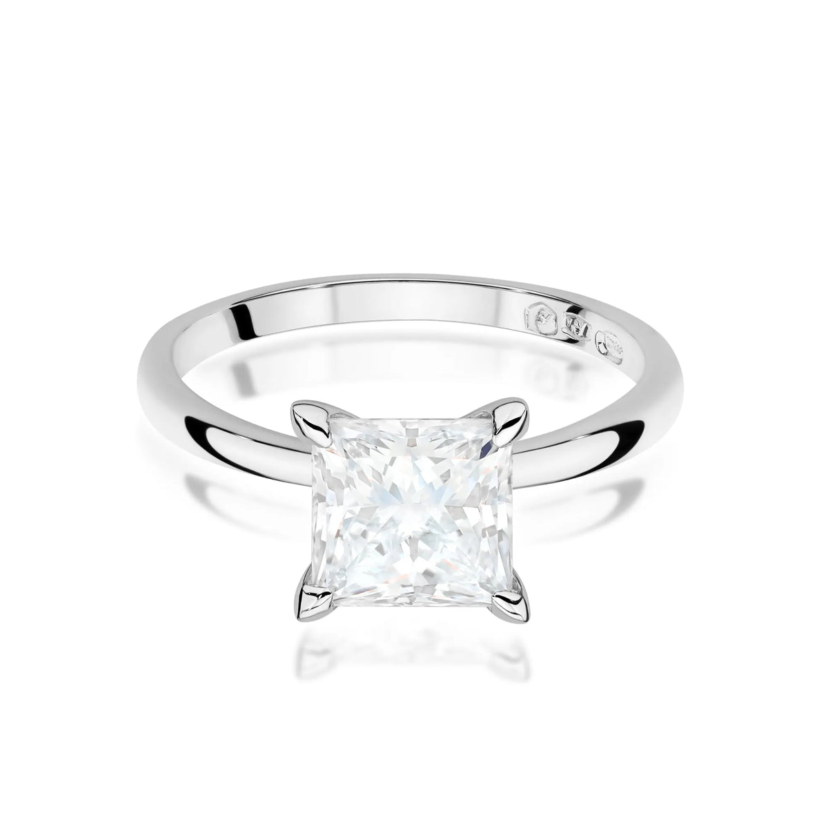 Bague en or blanc 14 carats (585) avec diamant synthétique de 2 carats. Livrée dans un écrin élégant, parfait pour un cadeau.