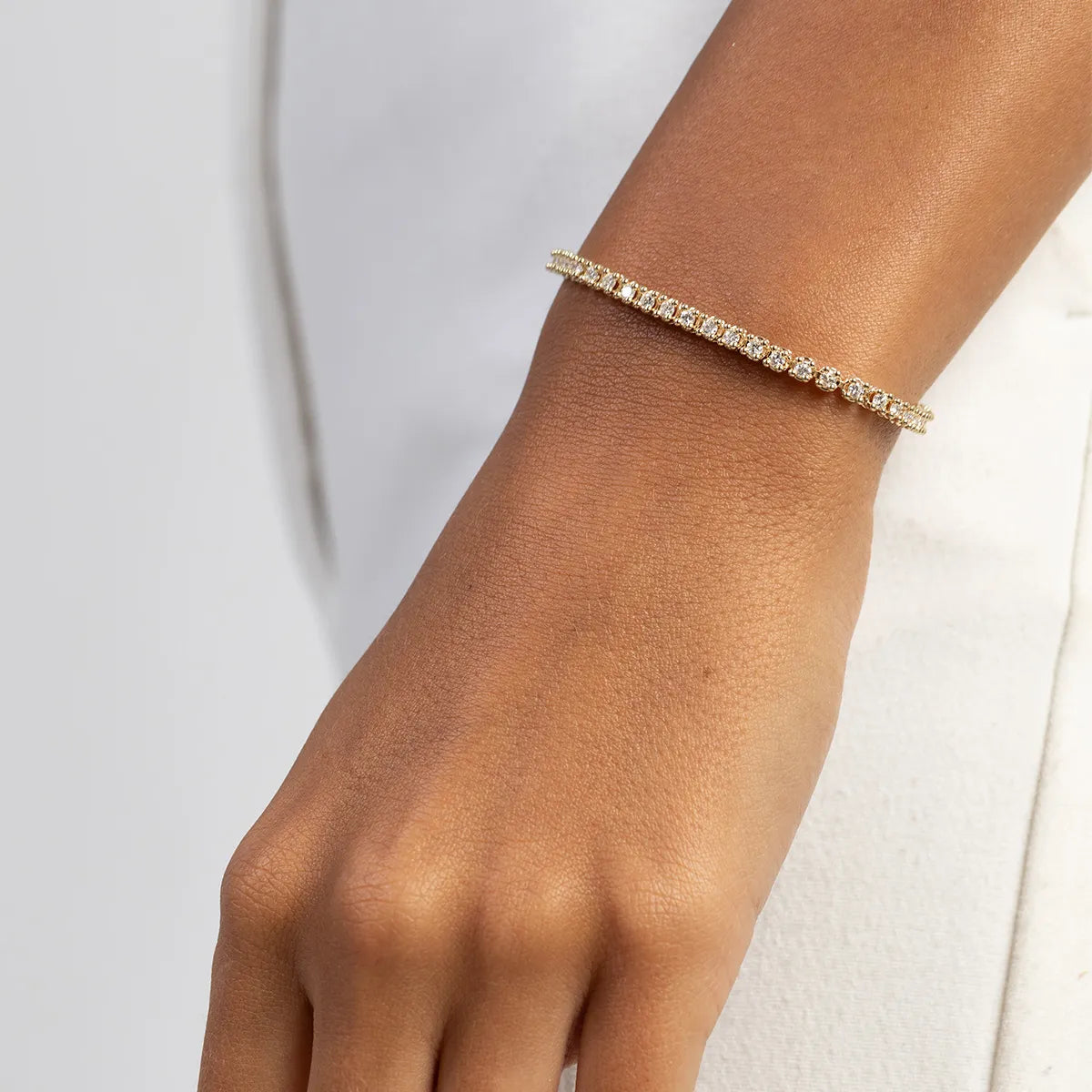 Tento tenisový náramok zo 14k (585) zlata osadený 54 laboratórne pestovanými diamantmi s celkovou hmotnosťou 2,16 ct predstavuje nadčasovú krásu. Je to dokonalá voľba na významný darček.