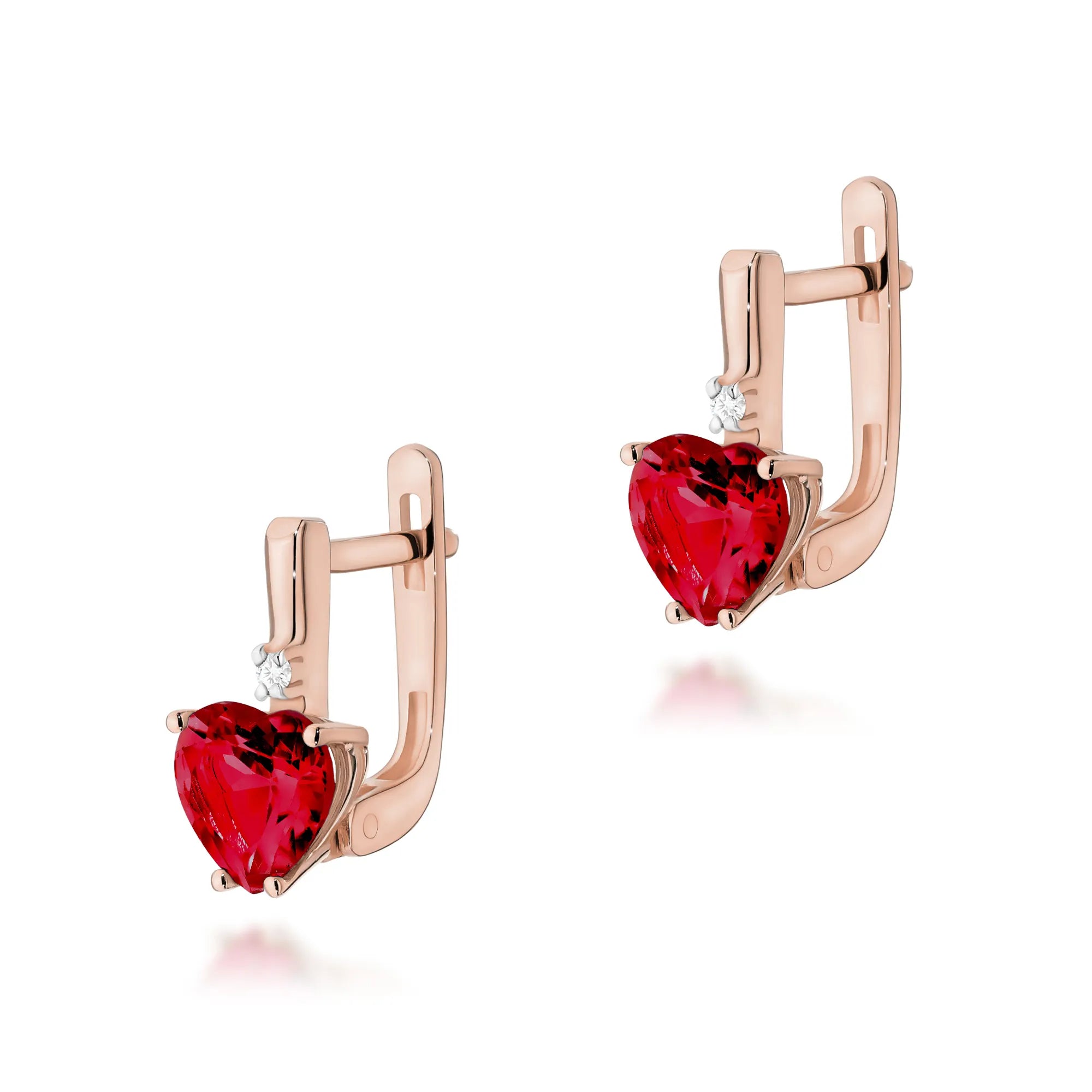 Boucles d'oreilles en or 14 carats avec rubis en forme de cœur de 1,70 ct et diamants. Présentées dans un écrin élégant, elles sont parfaites pour un cadeau.