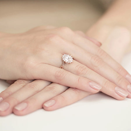 Prsten z růžového zlata 14k(585) s laboratorně vytvořenými diamanty o hmotnosti 0,70 ct a 0,28 ct. Je zabalen v elegantní krabičce, která je ideální jako dárek.