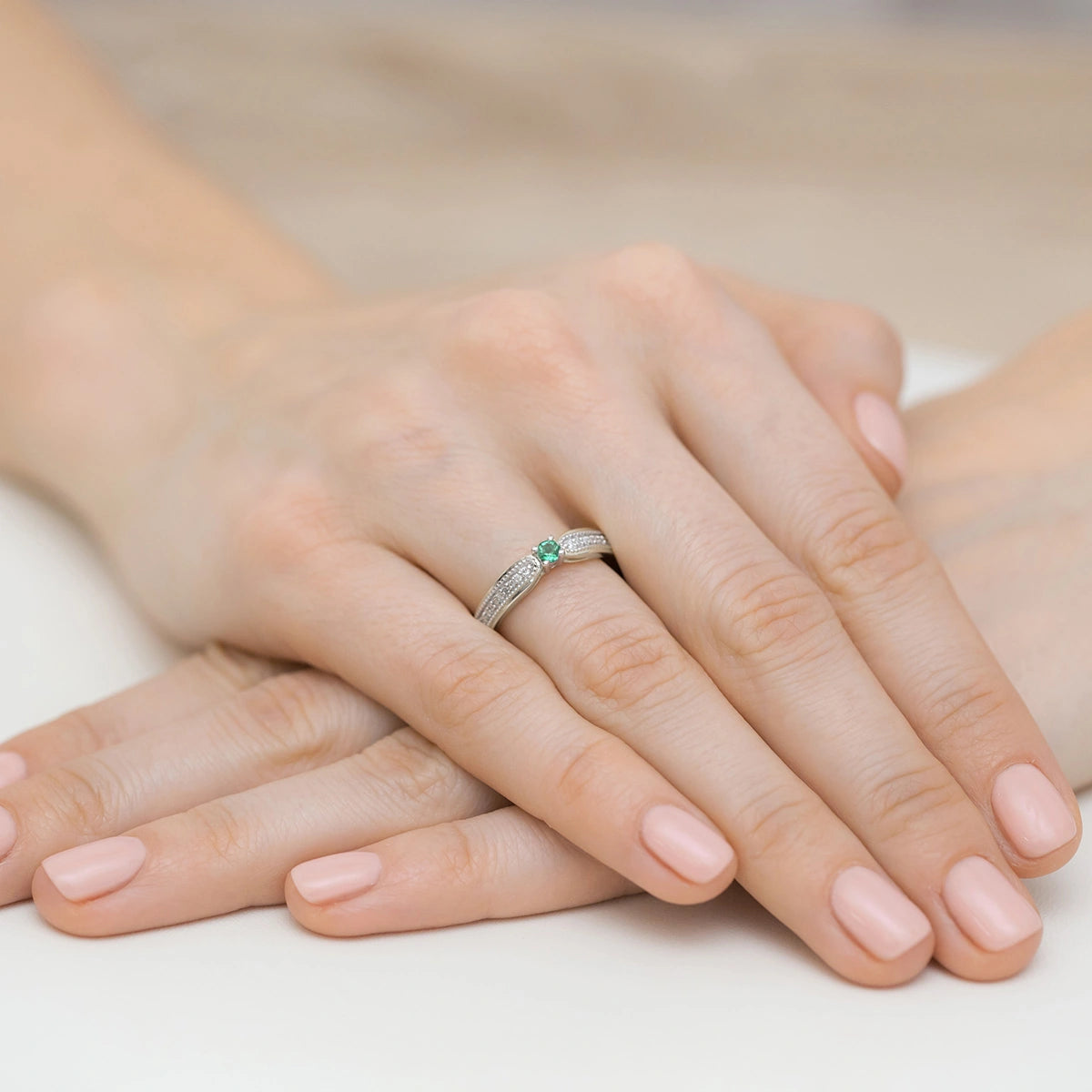 14k (585) White Gold Rings | 0.15ct Emerald and 0.09ct Diamonds | GREMARI Jewelry
