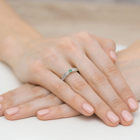 14k (585) White Gold Rings | 0.15ct Emerald and 0.09ct Diamonds | GREMARI Jewelry
