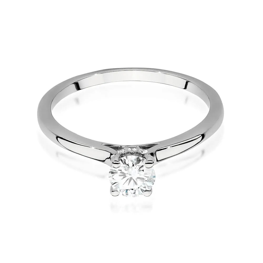 Prsteň z bieleho zlata 14k(585) s diamantmi o hmotnosti 0,40 ct a 0,06 ct. Balený je v elegantnej krabičke, ktorá je ideálna ako darček.