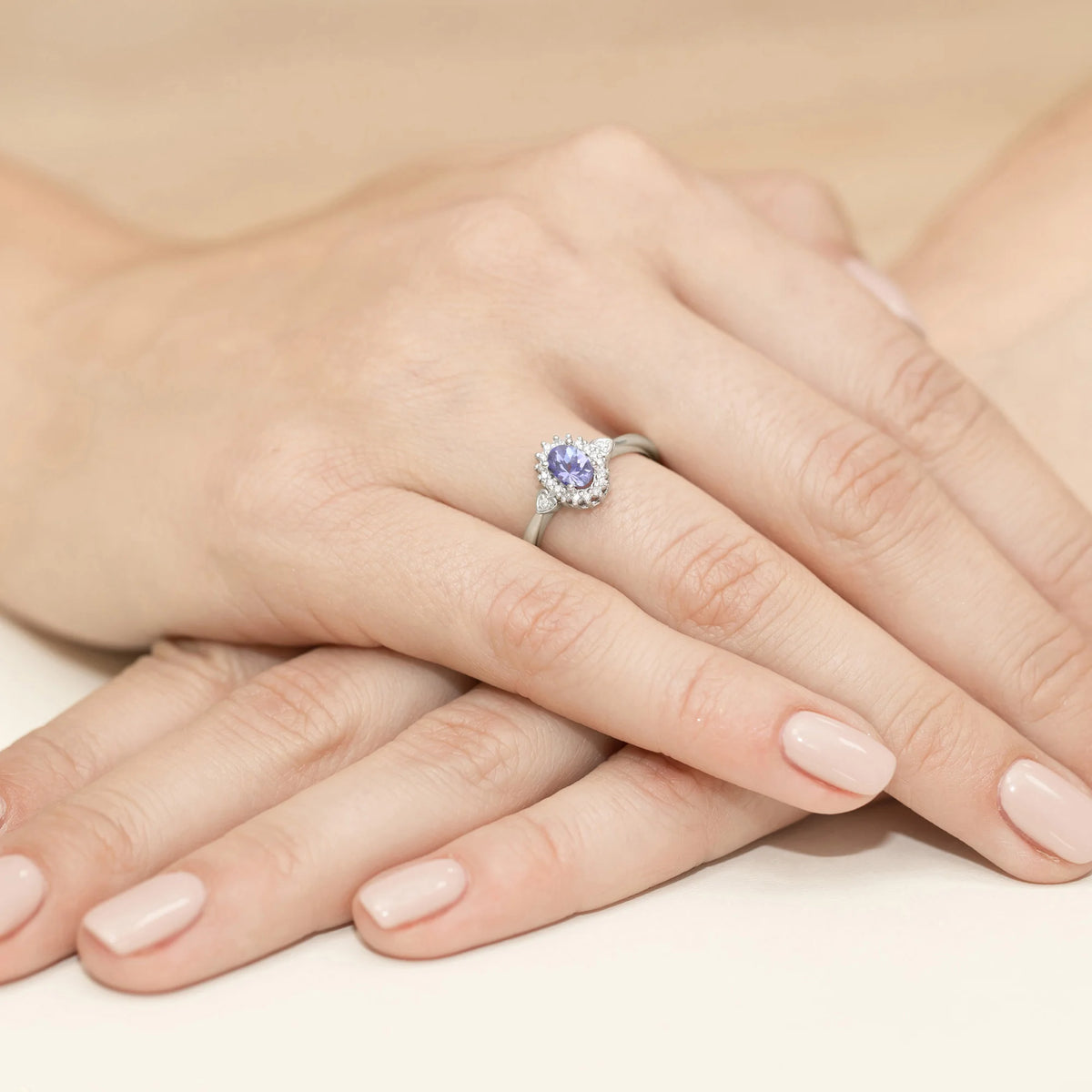 14k (585) White Gold Ring | 0.40ct Tansanit and 0.10ct Diamonds | GREMARI Jewelry
