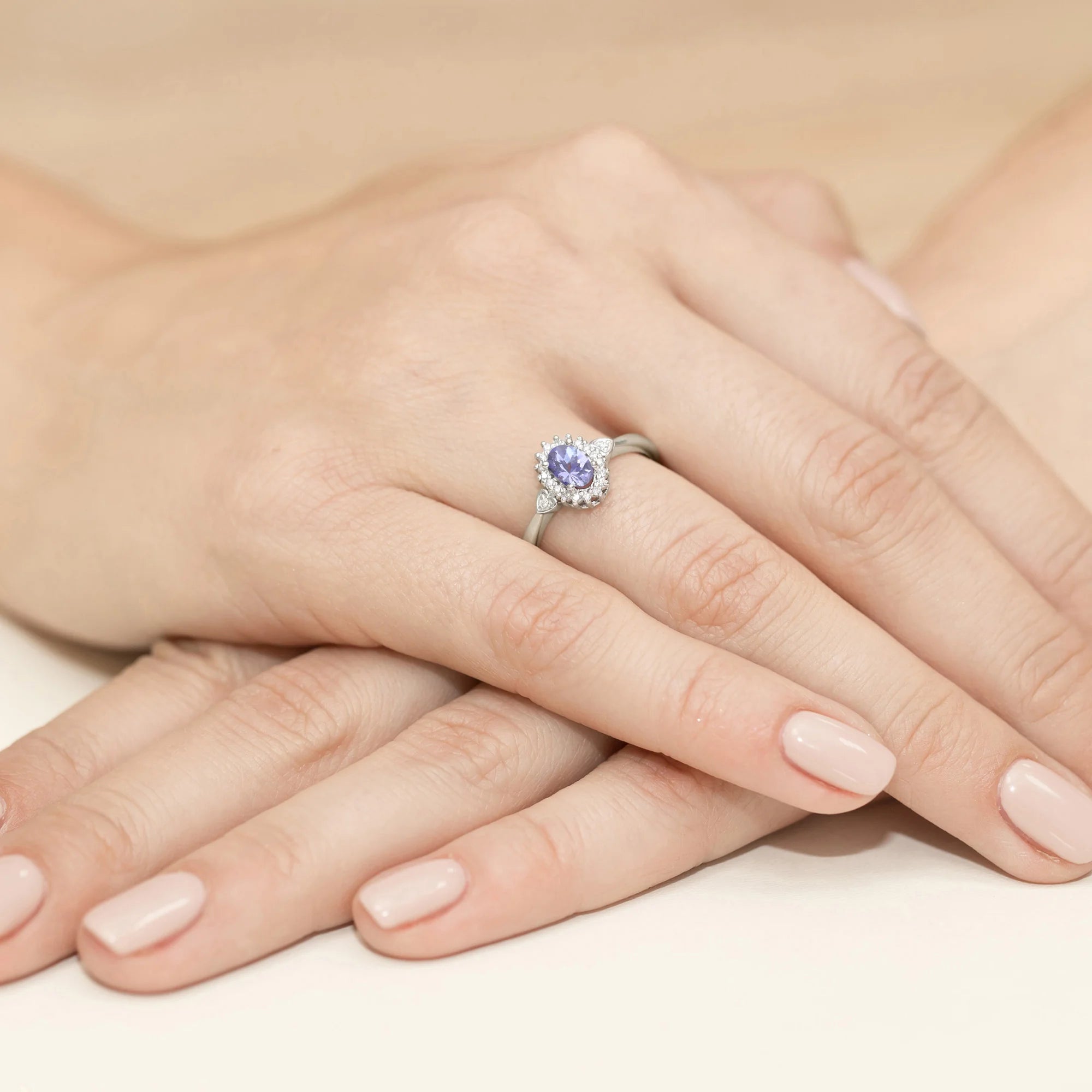 14k (585) White Gold Ring | 0.40ct Tansanit and 0.10ct Diamonds | GREMARI Jewelry
