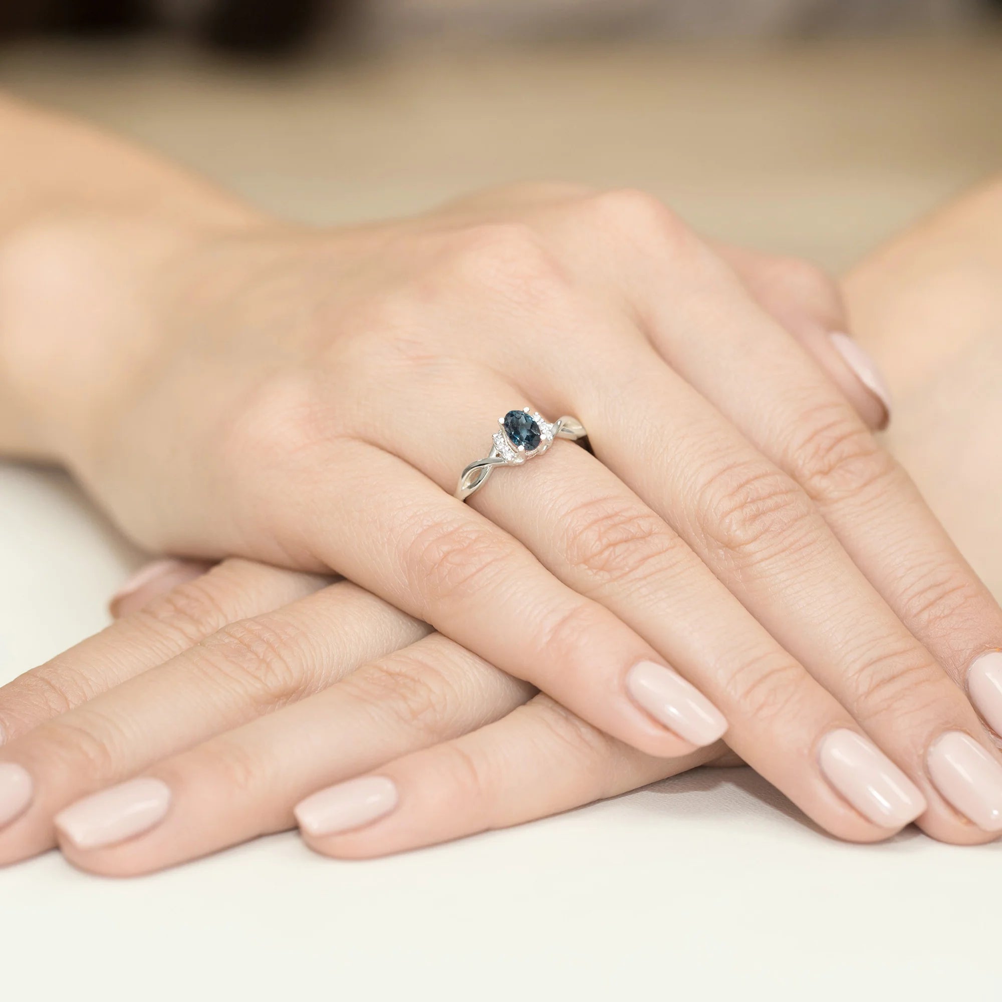 14k (585) White Gold Ring | 0.50ct Topaz London Blue and 0.052ct Diamonds | GREMARI Jewelry
