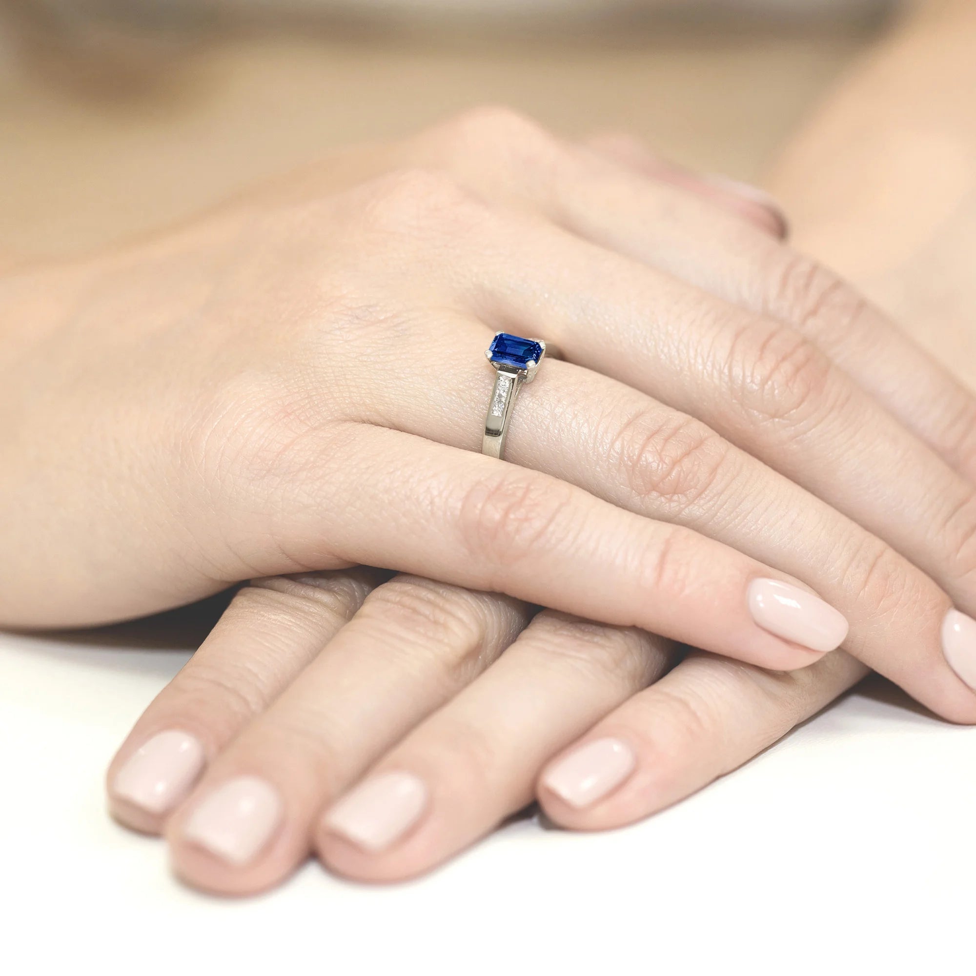 14k (585) White Gold Rings | 0.60ct Sapphire and 0.04ct Diamonds | GREMARI Jewelry
