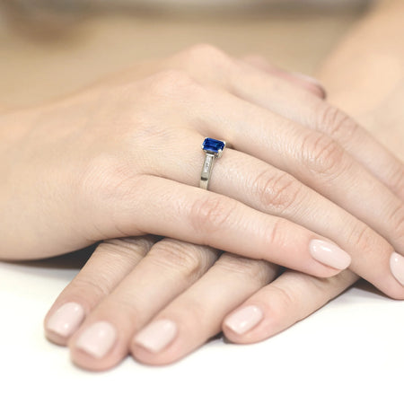 14k (585) White Gold Rings | 0.60ct Sapphire and 0.04ct Diamonds | GREMARI Jewelry
