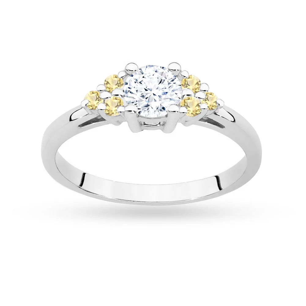Ring aus 14-karätigem (585) Weißgold mit 0,60 ct weißem Saphir und 6 bronzefarbenen Diamanten. Perfekt als Geschenk.