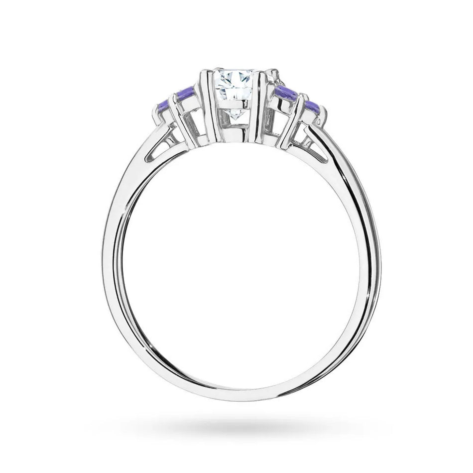 Bague en or blanc 14 carats (585) avec un saphir blanc de 0,60 ct et 6 tanzanites. Livrée dans un écrin élégant, parfait pour un cadeau.