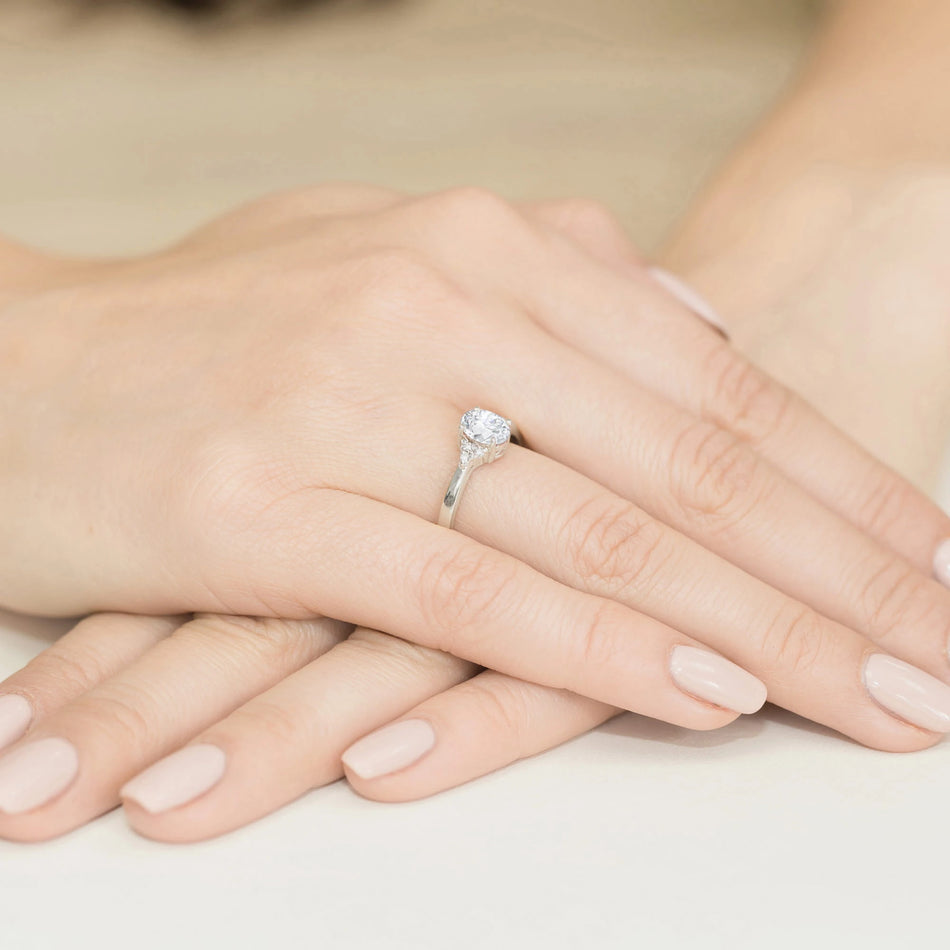 Ring aus 14-karätigem (585) Weißgold mit 0,70 ct und 0,052 ct Labor-Diamanten. Wird in einer eleganten Schachtel geliefert, die sich perfekt als Geschenk eignet.