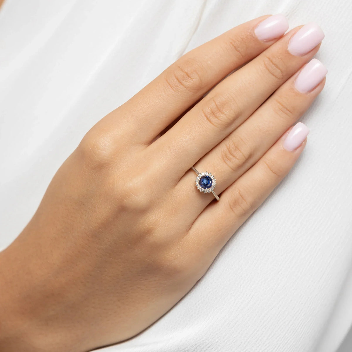 Prsten z bílého zlata 14k(585) se safírem o hmotnosti 0,50 ct. Je zabalen v elegantní krabičce, která je ideální jako dárek.
