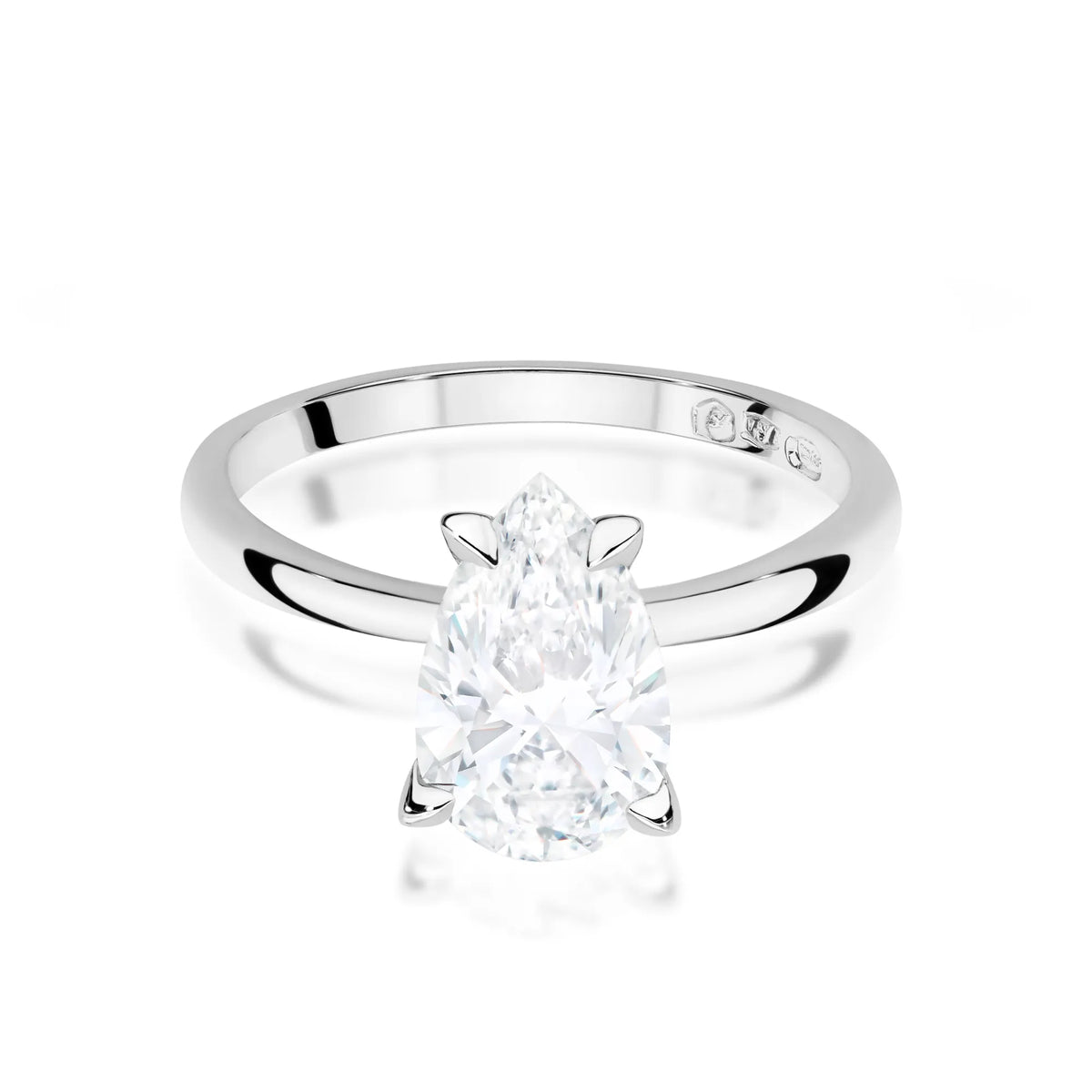 Prsten z bílého zlata 14k (585) s laboratorně vytvořeným diamantem o hmotnosti 2 ct. Je zabalen v elegantní krabičce, která je ideální jako dárek.