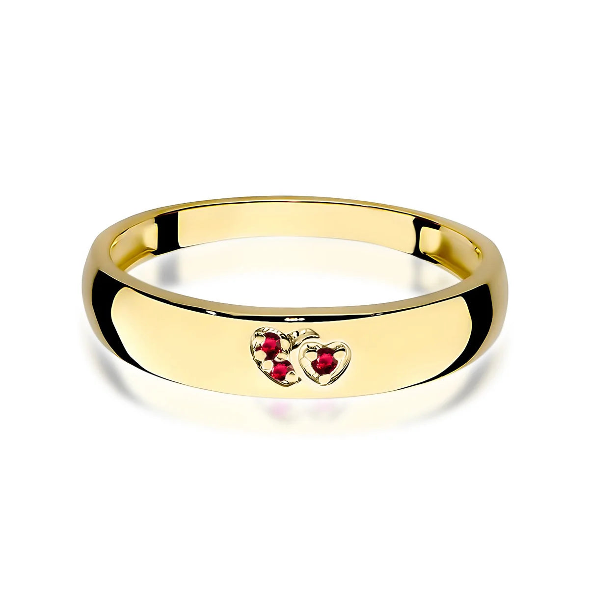 Bague en or 14 carats avec 2 cœurs en zircon rouge. Design classique avec une touche moderne. Emballée dans une boîte noire, du papier et un sac cadeau.