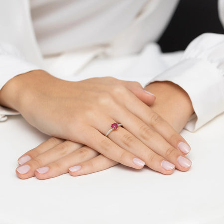 Prsten ze 14karátového zlata s rubínovými srdíčky a diamanty o hmotnosti 0,10 ct. Zabalený v černé krabičce, papíru a dárkové tašce.