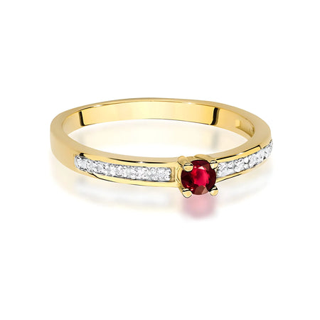 Bague en or 14 carats avec rubis de 0,15 ct et diamants de 0,05 ct. Emballée dans une boîte noire, du papier et un sac cadeau.