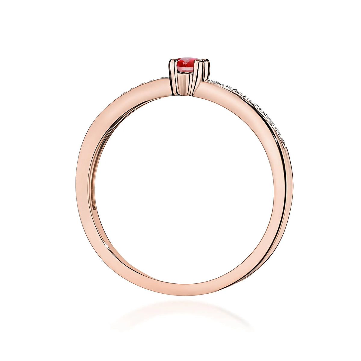 Bague en or rose 14 carats avec rubis de 0,15 ct et diamants de 0,05 ct. Emballée dans une boîte noire, papier et sac cadeau.