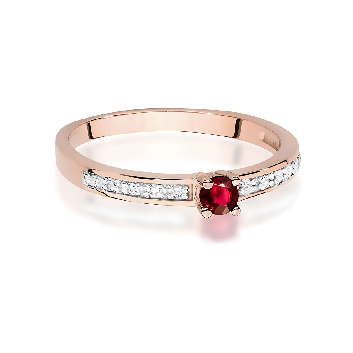 Bague en or rose 14 carats avec rubis de 0,15 ct et diamants de 0,05 ct. Emballée dans une boîte noire, papier et sac cadeau.