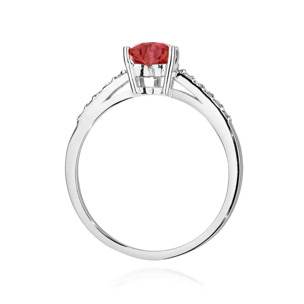 Prsten z 14karátového bílého zlata s rubínovým srdcem a diamanty o hmotnosti 0,10 ct. Balený v černé krabičce, papíru a dárkové tašce.