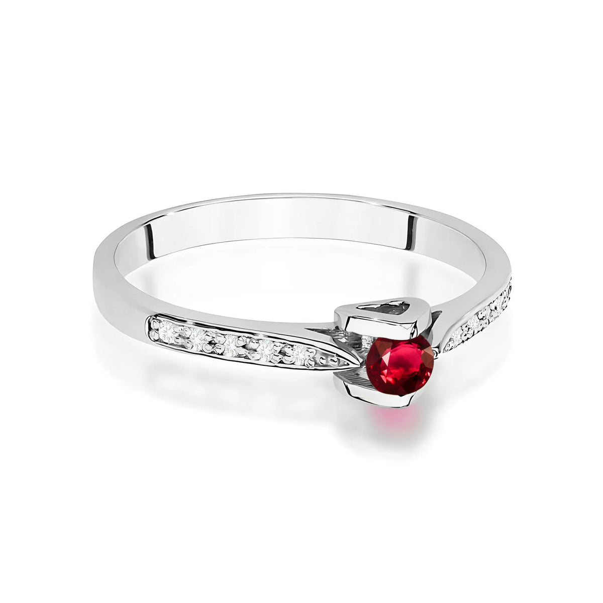 Bague en or blanc 14 carats avec rubis de 0,15 ct et diamants de 0,05 ct. Emballée dans une boîte noire, papier et sac cadeau.