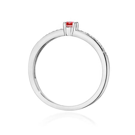 Bague en or blanc 14 carats avec rubis de 0,15 ct et diamants de 0,05 ct. Emballée dans une boîte noire, papier et sac cadeau.
