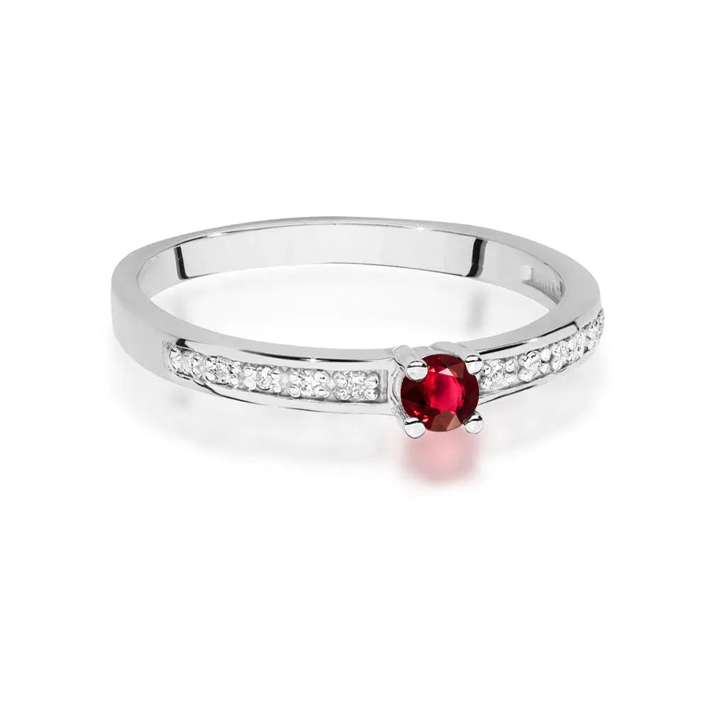 Bague en or blanc 14 carats avec rubis de 0,15 ct et diamants de 0,05 ct. Emballée dans une boîte noire, papier et sac cadeau.