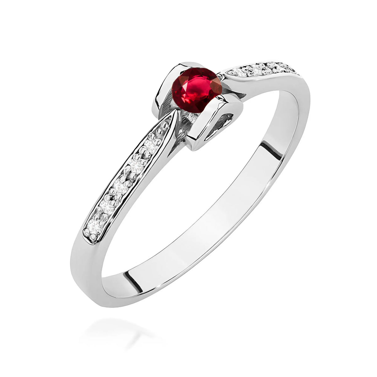 Bague en or blanc 14 carats avec rubis de 0,15 ct et diamants de 0,05 ct. Emballée dans une boîte noire, papier et sac cadeau.