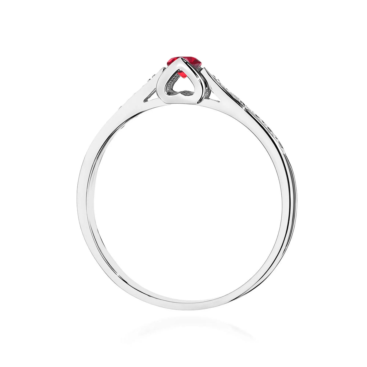 Bague en or blanc 14 carats avec rubis de 0,15 ct et diamants de 0,05 ct. Emballée dans une boîte noire, papier et sac cadeau.