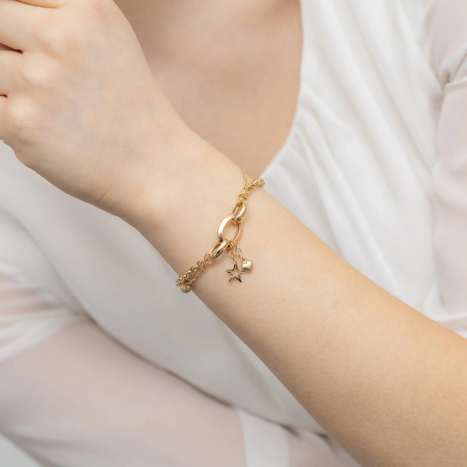 Zlatý tříbarevný náramek s dvojitým řetízkem a přívěsky