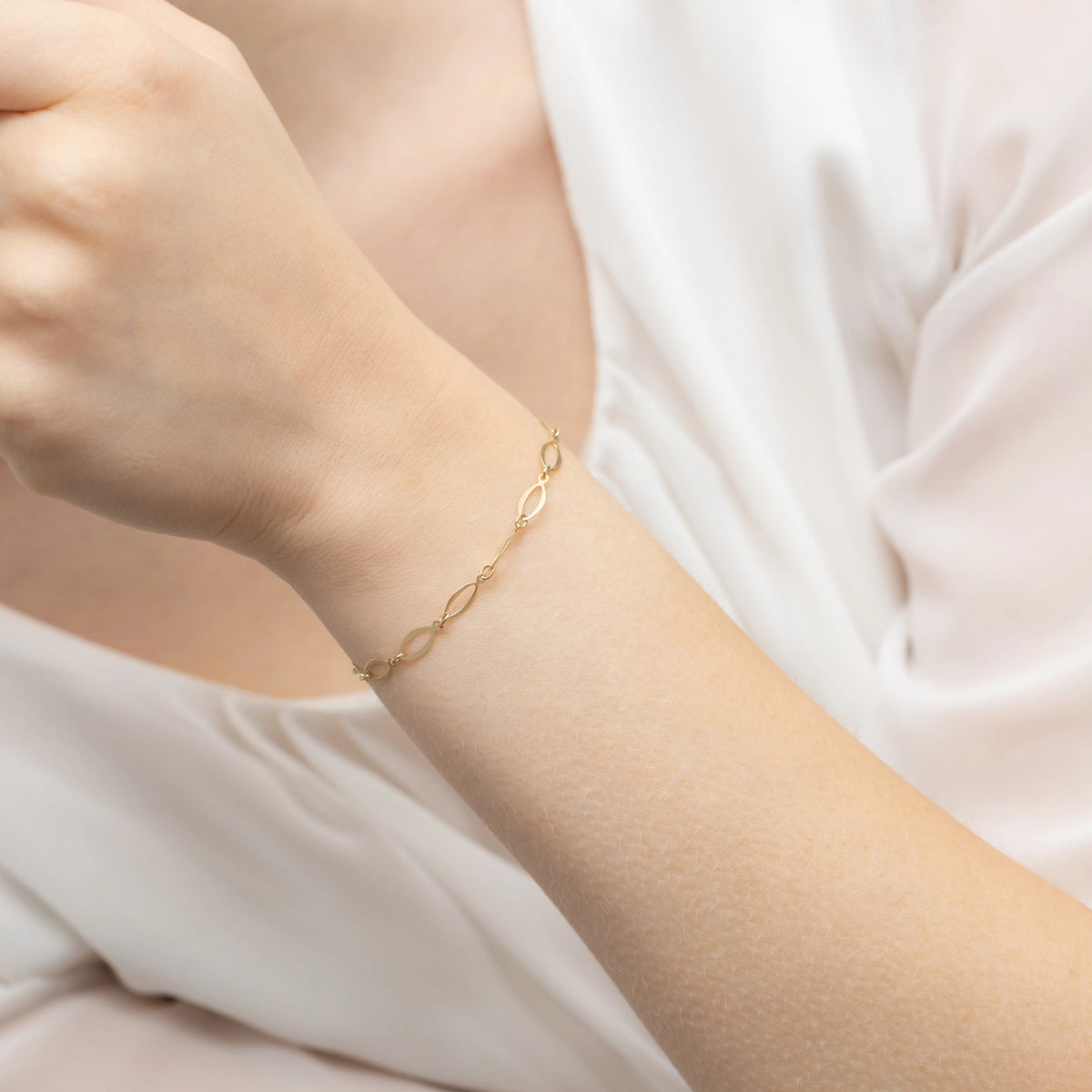 gold-bracelet-with-ellipses-b-gw-403-585