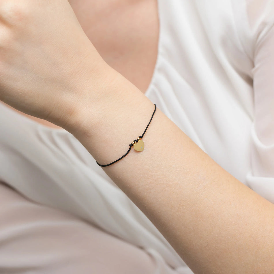 Zlatý náramok so srdcom z diamantov na čiernom šnúrke