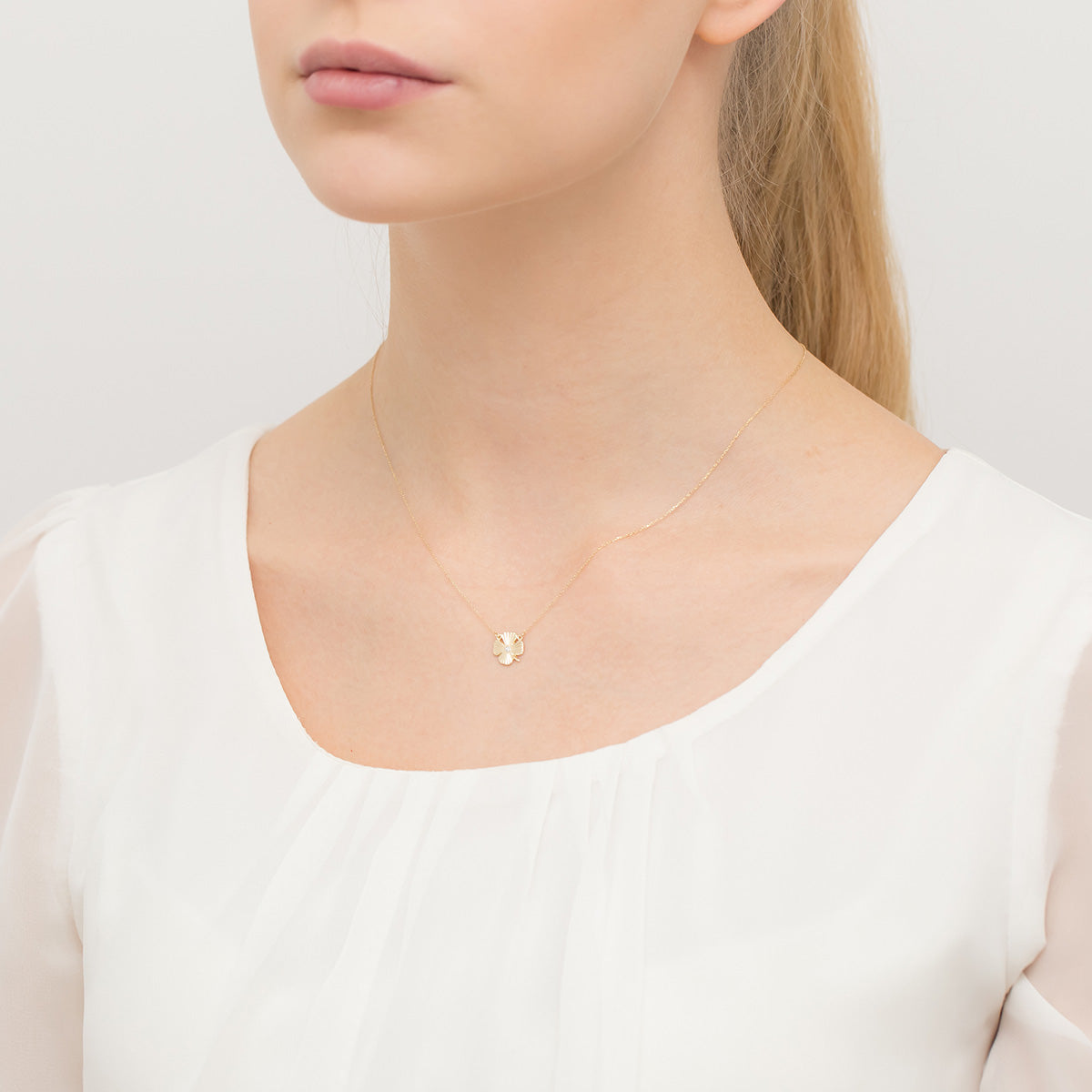 gold-celebrity-necklace-with-diamond-lucky-clover-n0021