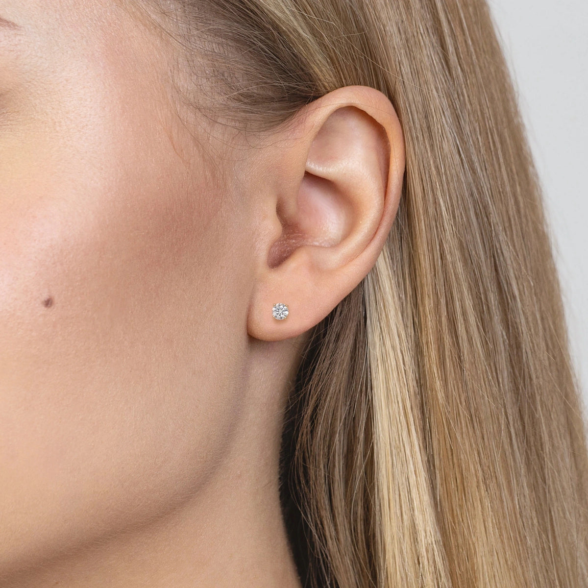 Yellow Gold Stud Earrings with 2 × 0,15ct Round Lab-Grown Diamonds | 585 (14k) Yellow Gold Stud Earrings