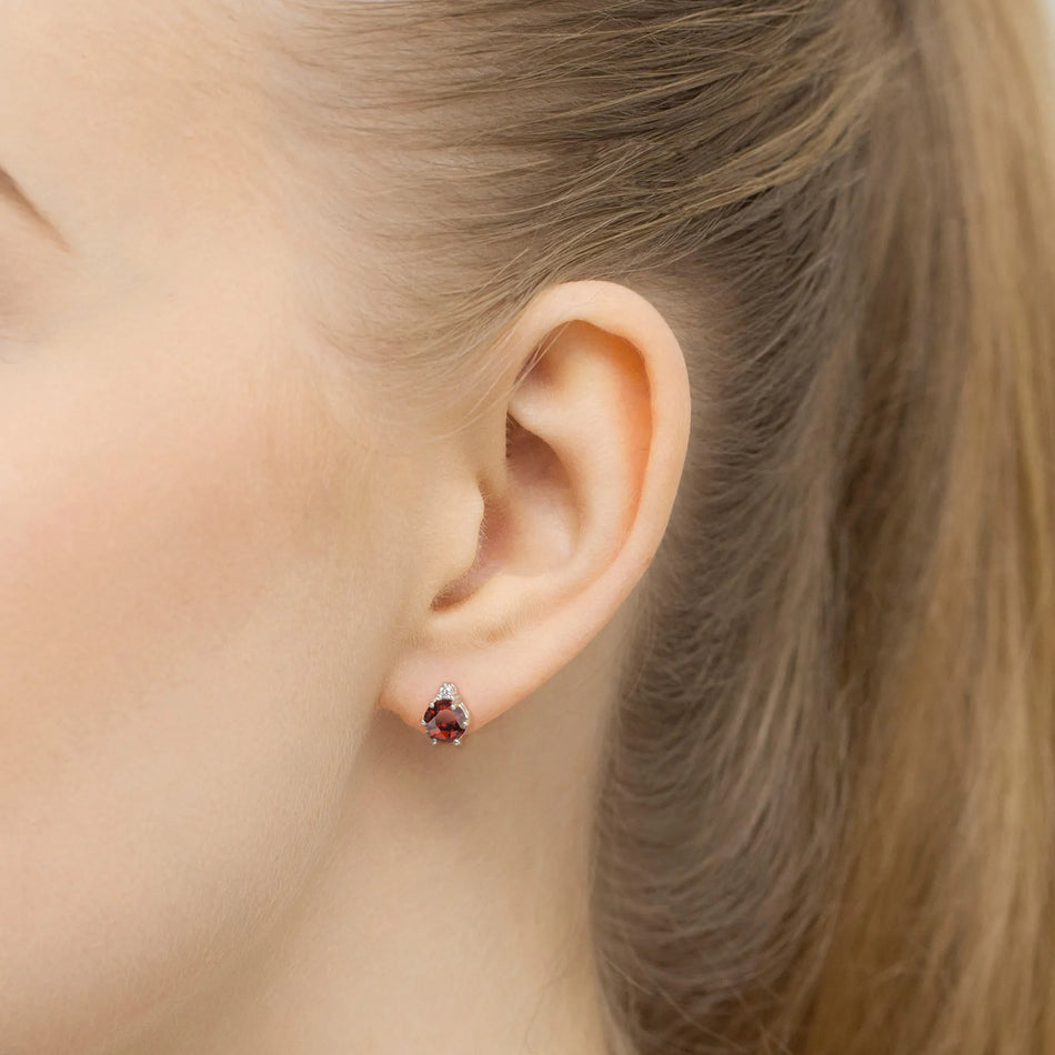 boucles-d'oreilles-en-or-avec-2-x-0,60ct-grenats-et-0,029ct-diamants-supplémentaires-k0076-gar-01