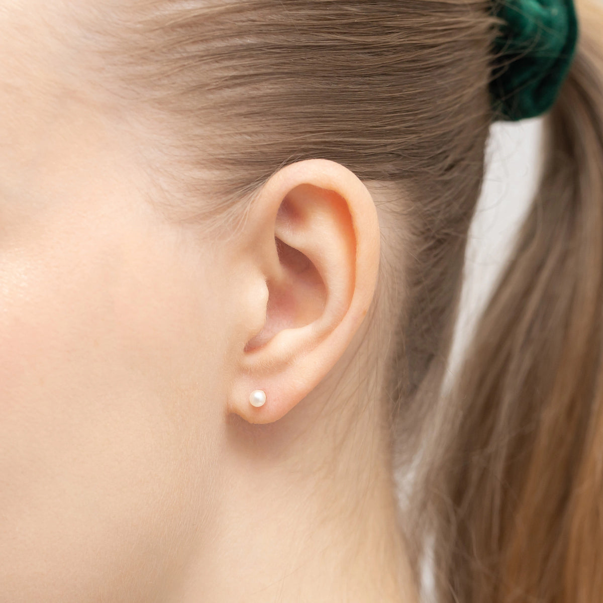 gold-plated-silver-stud-earrings-with-synthetic-pearl-k429-925-z