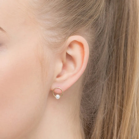 gold-plated-silver-stud-earrings-with-synthetic-pearl-k749-925-z