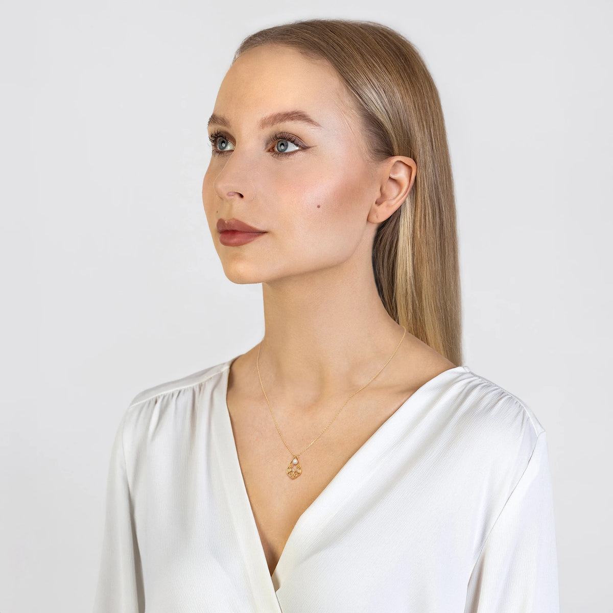 Yellow Gold Openwork Decorated Necklace with Pearl