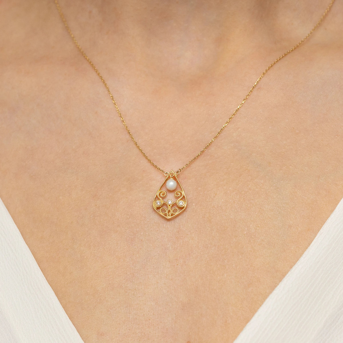 Yellow Gold Openwork Decorated Necklace with Pearl