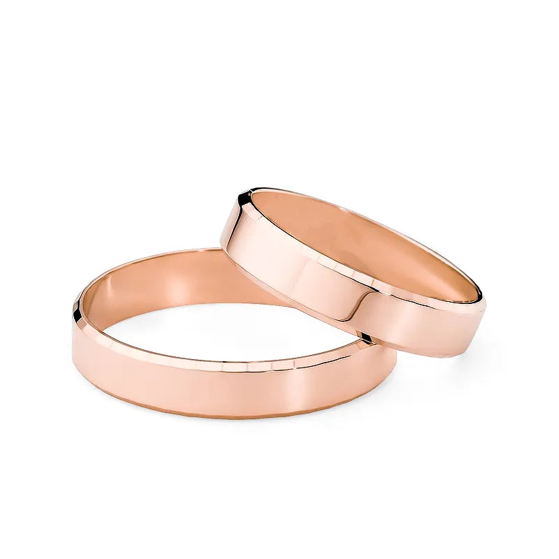 Klassische goldene Eheringe mit diamantgeschliffenen Kanten 4mm