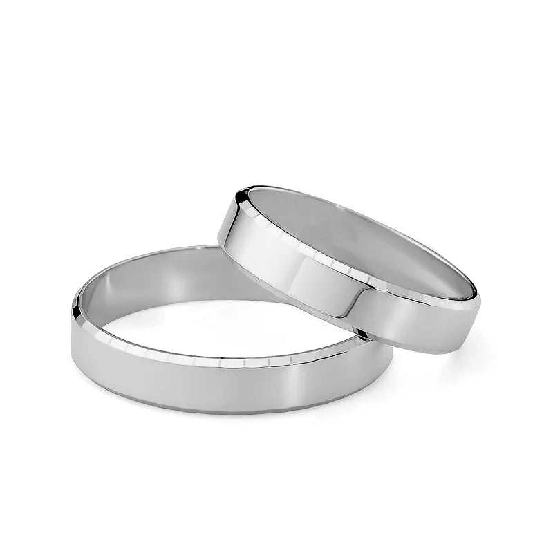 Klassische goldene Eheringe mit diamantgeschliffenen Kanten 4mm